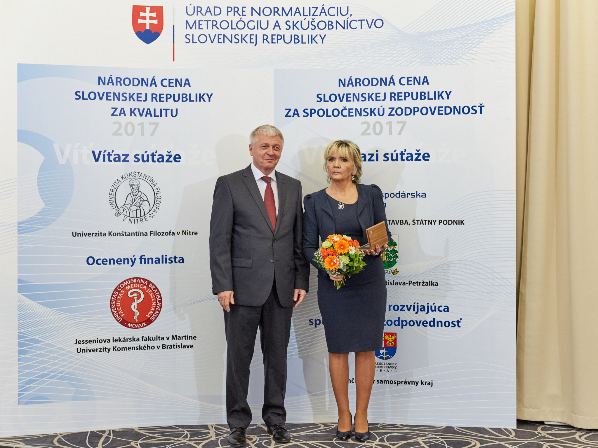 na fotografii Pavol Pavlis, predseda ÚNMS SR a Edita Hekelová, ocenená za celoživotný prínos v oblasti kvality