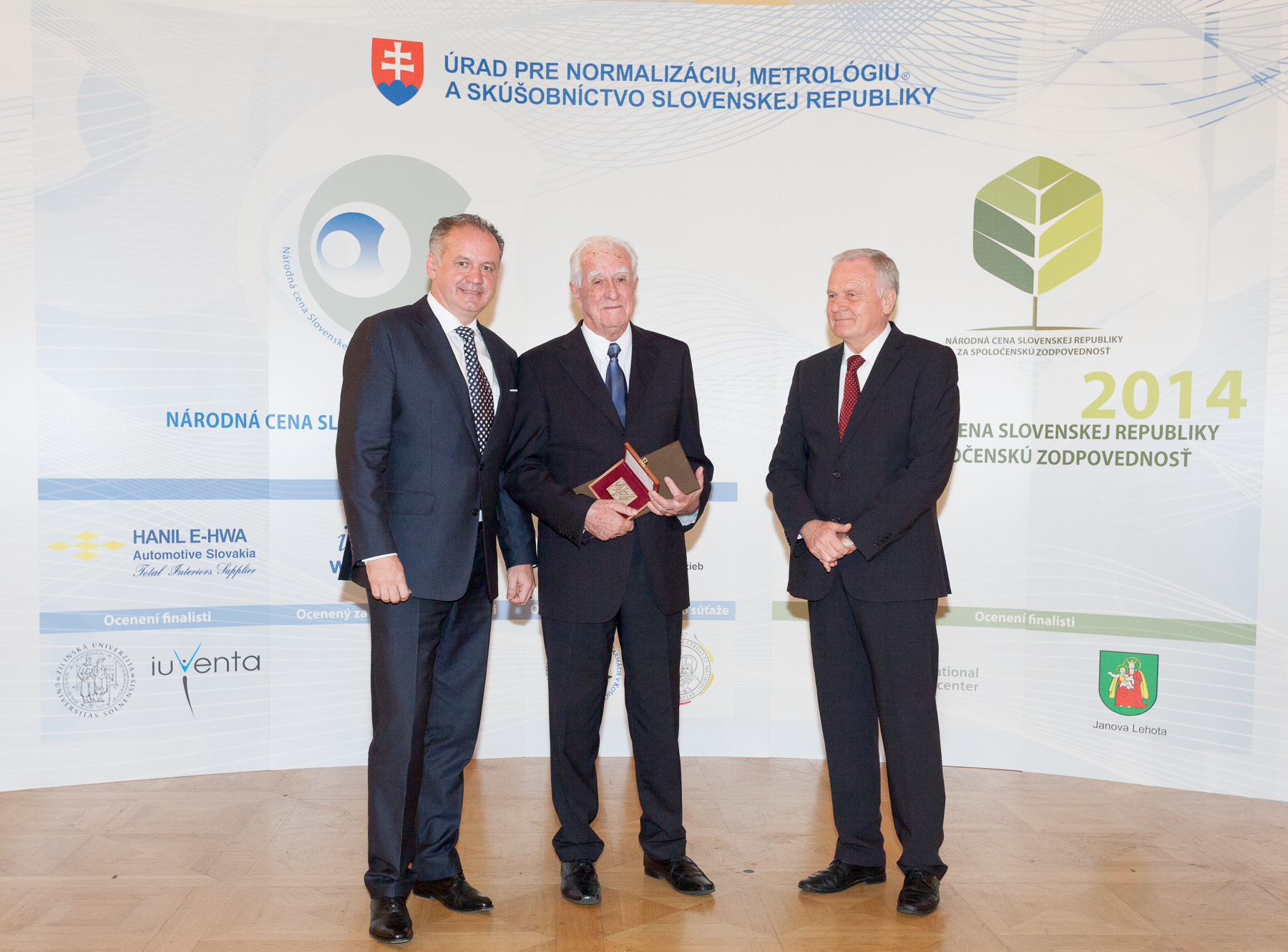 na fotografii Andrej Kiska, prezident Slovenskej republiky, Alexander Linczényi, ocenený za celoživotný prínos v oblasti kvality a Jozef Mihok, predseda ÚNMS SR