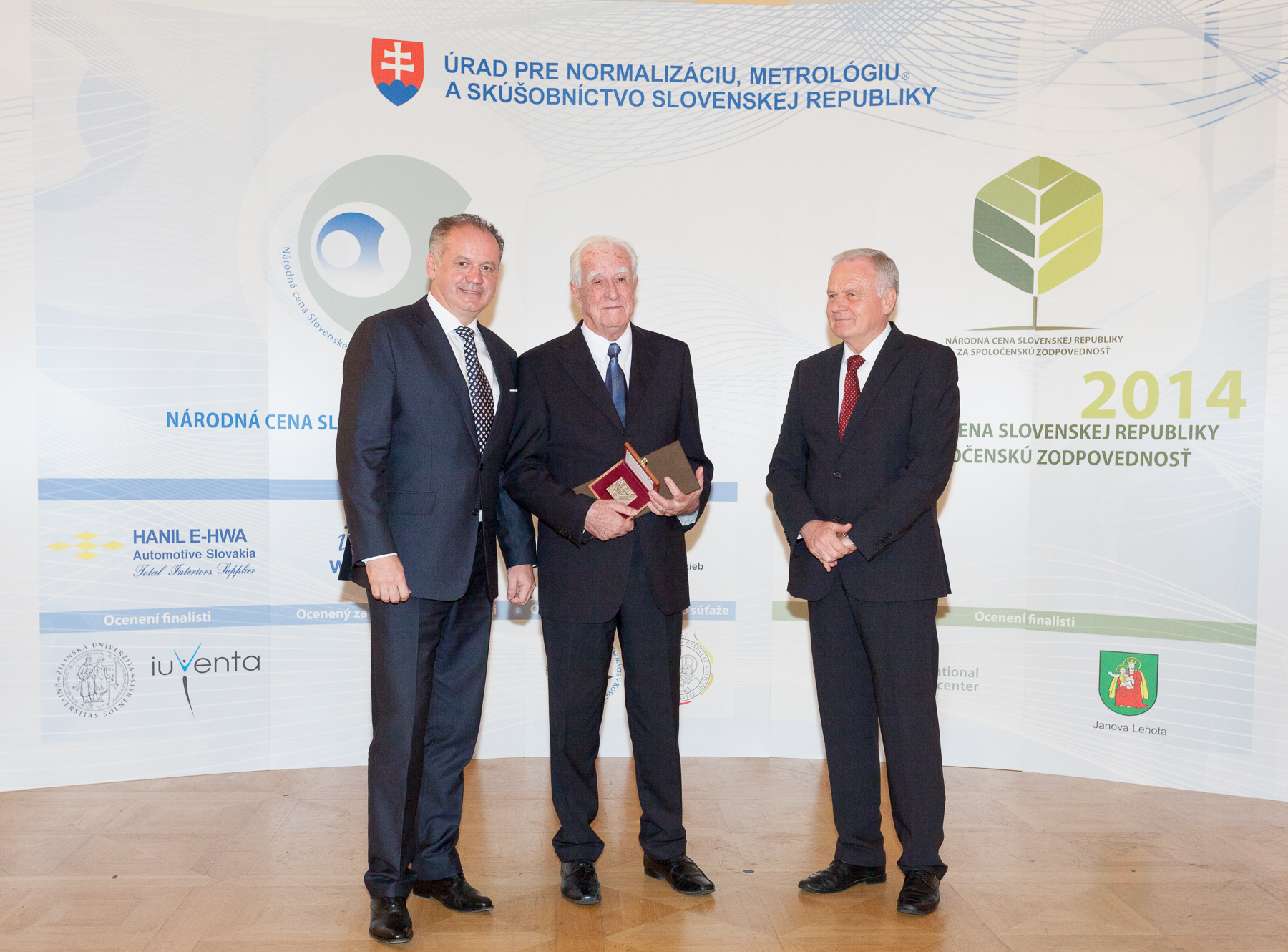 na fotografii Andrej Kiska, prezident Slovenskej republiky, Alexander Linczényi, ocenený za celoživotný prínos v oblasti kvality a Jozef Mihok, predseda ÚNMS SR