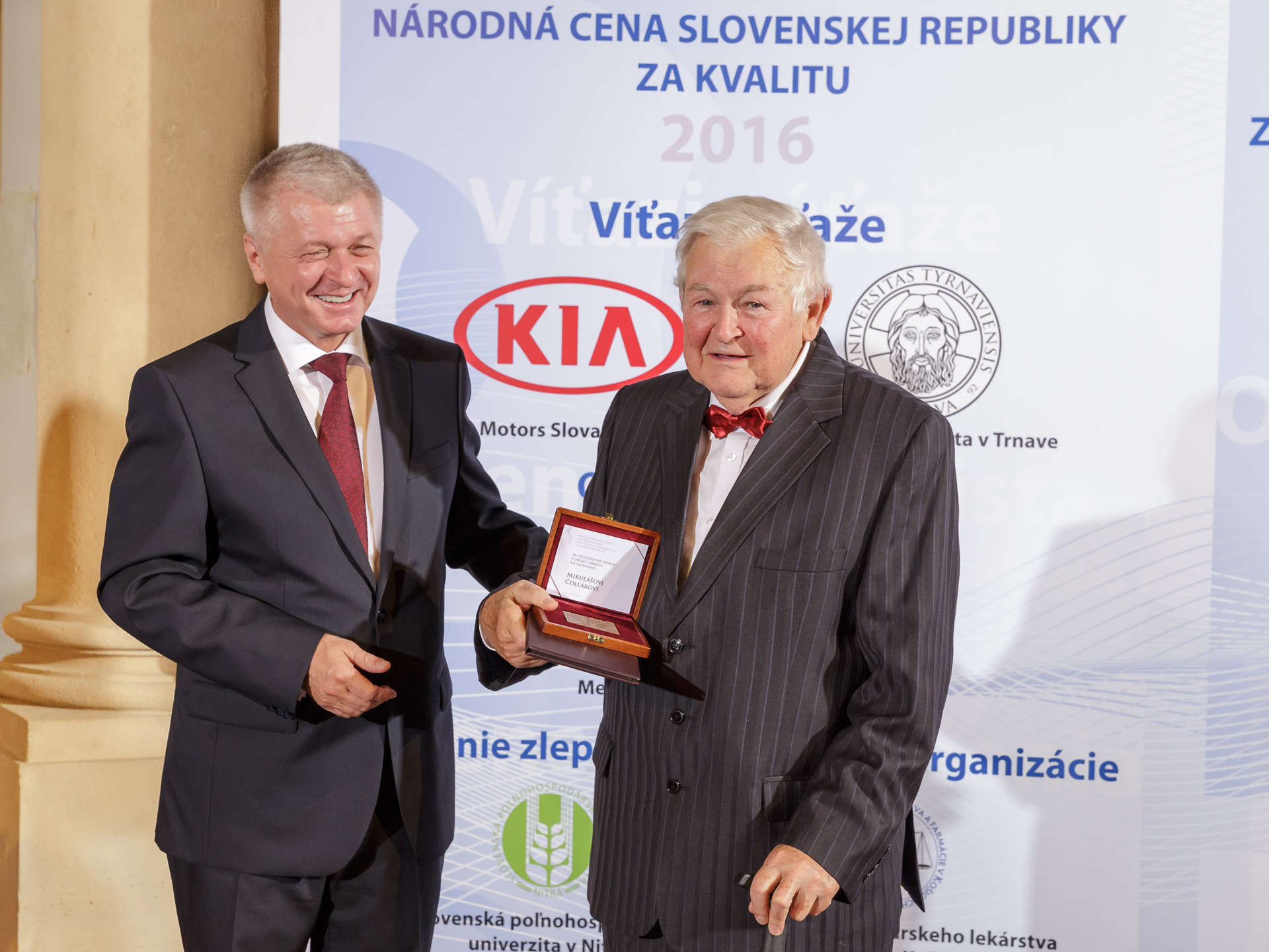 na fotografii Pavol Pavlis, predseda ÚNMS SR a Mikuláš Čollák, ocenený za celoživotný prínos v oblasti kvality