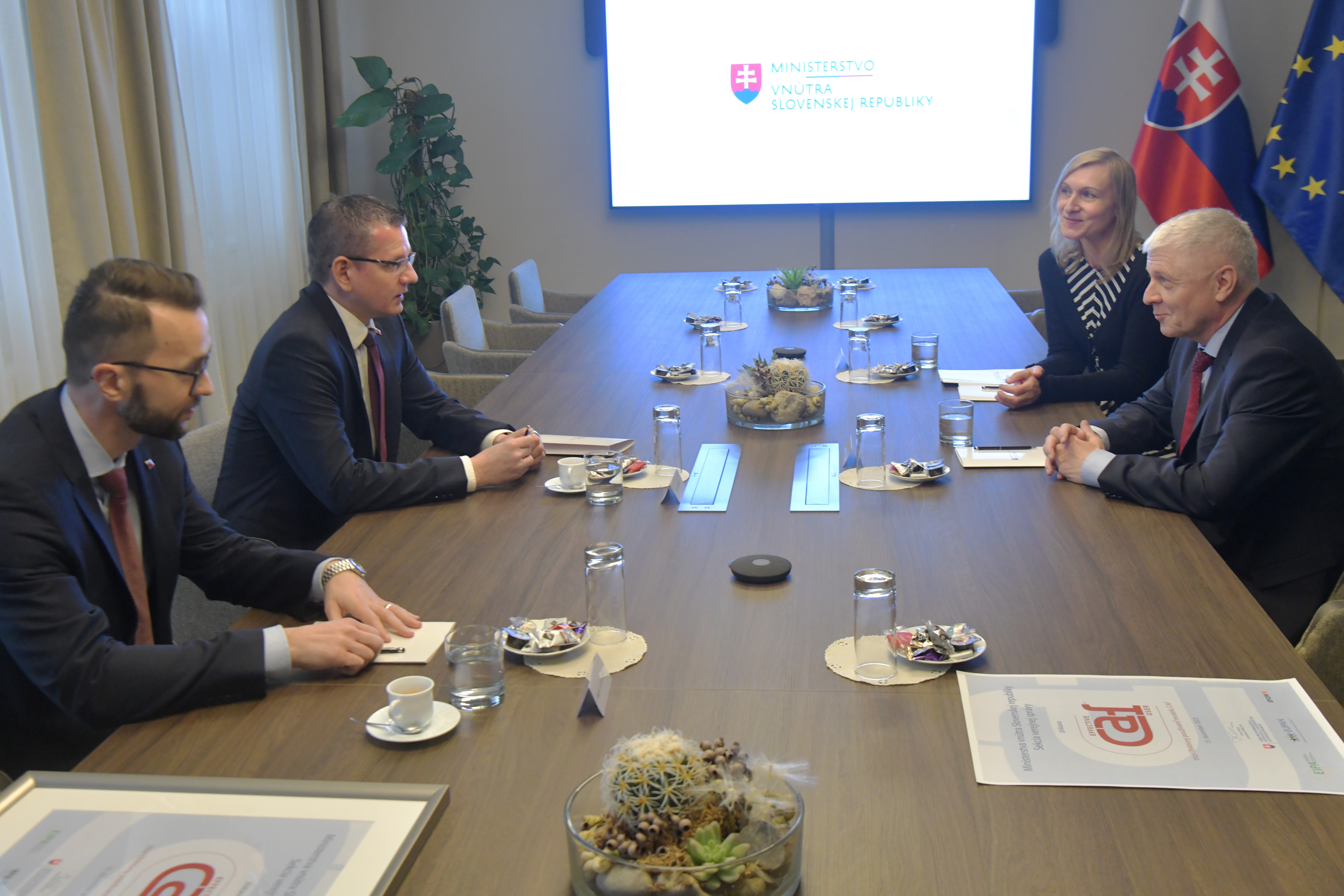 Na fotografii zľava: Patrik Krauspe, &scaron;t&aacute;tny tajomn&iacute;k MV SR, Martin Vojta&scaron;ovič, gener&aacute;lny riaditeľ sekcie verejnej spr&aacute;vy a Pavol Pavlis, predseda &Uacute;NMS SR, Andrea Bartov&aacute;, kancel&aacute;ria predsedu &Uacute;NMS SR