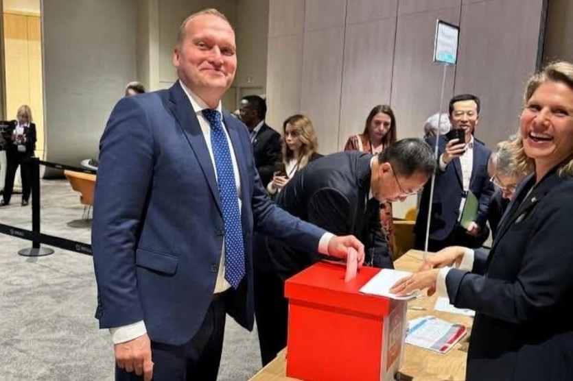 Vedúci slovenskej delegácie, predseda ÚNMS SR Ing. Peter Kadlec, odovzdáva svoje hlasovacie lístky v tajnom hlasovaní